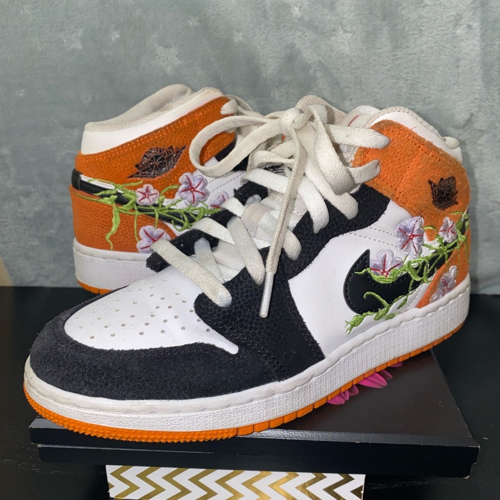 Nike Jordan 1 Mid SE Shoes girls size 5Y Floral Blossom Embroidery DQ8390-100